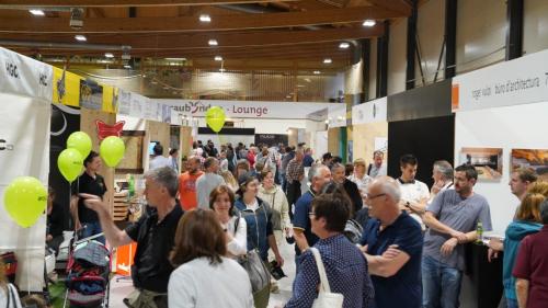 Üna settantina da firmas d'Engiadina Bassa as preschaintan in occasiun da l'EBexpo 2023 la fin d'avrigl a Scuol (fotografia: Foto Taisch Scuol).