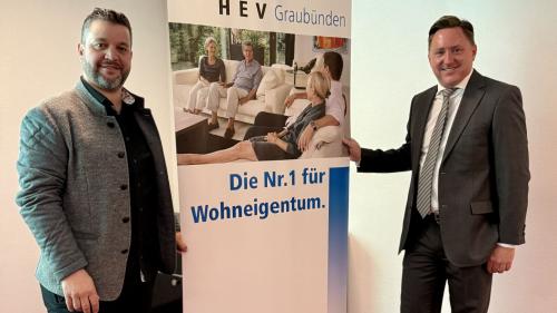 Roman Hug zu Besuch bei Dario Giovanoli, Präsident des Hauseigentümerverbands Engiadina Bassa/Val Müstair7Samnaun. Foto: Fadrina Hofmann