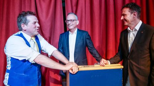 Christian Jott Jenny (links), Moderator Andri Franziscus und Martin Binkert (rechts) nach dem Podiumsgespräch in St. Moritz. Foto: Jon Duschletta