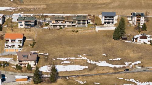 Ils profils da fabrica per la surfabricaziun cun prümas abitaziuns previsa a Ftan, fotografà als 13 favrer 2026 (fotografia: Michael Steiner).