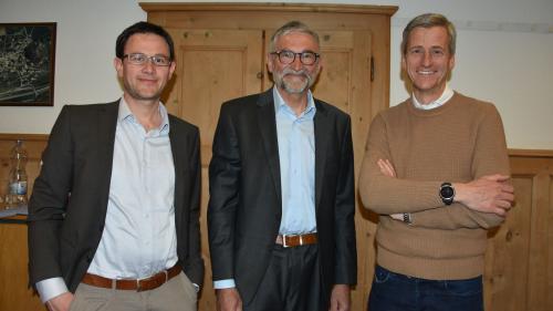 Maurus Blumenthal (da schnestra), Richard à Porta e Jon Erni s’han preschantats a la radunanza da commerzi e mansteranza (fotografia: Nicolo Bass).