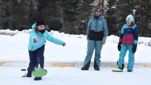 Ils uffants da scoulina e las scolaras ed ils scolars da la primara da Ftan han fat differentas activitats a Sur En, tanter oter eir imprais a cugnuoscher il gö da giovar a tschoccas (fotografia: Nicolo Bass).