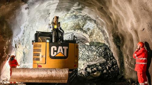 Im RhB-Brailtunnel II kurz nach der Sprengung des nächtlichen Abschlags. Fotos: Jon Duschletta