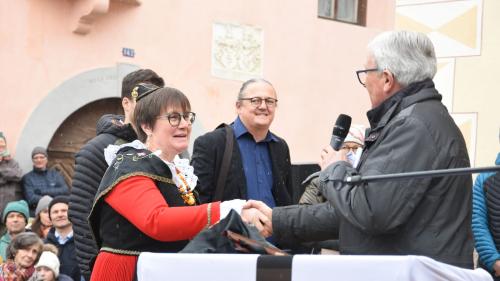 Aita Zanetti es gnüda saramantada sco capo cumünal da Scuol (fotografia: Nicolo Bass).
