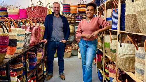 Notarmon und Sarah Buchli in ihrem Laden in Sent. Foto: Fadrina Hofmann