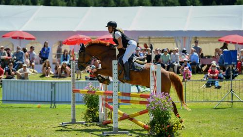 Springreiten, wie es ab heute auf der St. Moritzer San-Gian-Wiese geboten wird, ist ein für das Publikum spannender Pferdesport. Foto: z.Vfg.