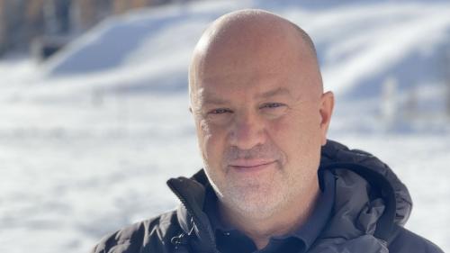 Daniel Högger ist seit 100 Tagen als Gemeindepräsident von Samnaun im Amt (Foto: Gemeinde Samnaun).