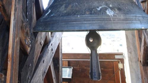 Detailansicht des Klöppels mit Aufhängung und Absturzsicherung an der Samedner Kirchenglocke Nr. 2 «Mezdi». Foto: Hans Jürg Gnehm