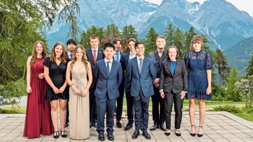 Las maturandas, ils maturands ed ils absolvents da l’International Baccalaureate da l’Institut otalpin Ftan dürant la festa da diplom (fotografia: mad).