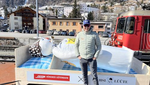 In der Marathonwoche durfte Menduri Kasper einen besonderen Gast begrüssen. Der Zürcher Böögg begleitete den Engadiner. 