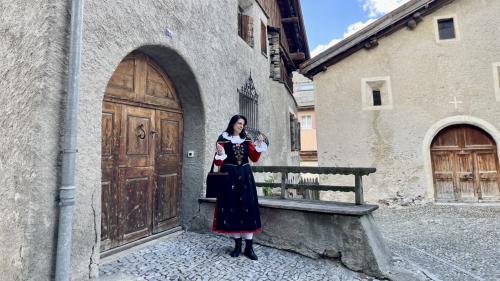 Lucrezia Magni erklärt, wie ein Engadiner Haus unterteilt ist. Foto: Fadrina Hofmann