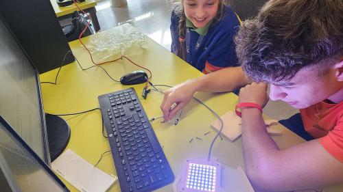 Durch das Anschliessen der Lampe an den Computer kann diese programmiert werden. Bild: z. Vfg.