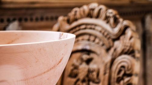 Modernes Kunsthandwerk paart sich in der Ausstellung «Geschenke» im Museum Engiadinais in St. Moritz mit historischem. 	Foto: Jon Duschletta