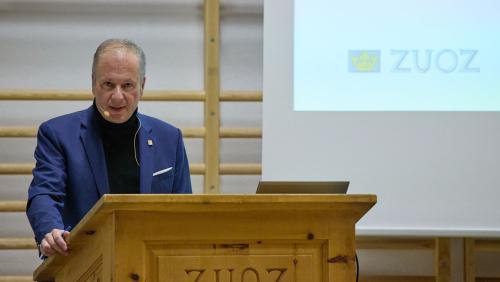 Il president cumünel da Zuoz, Romeo Cusini, nun es auncha adüna brich persvas davart la cunvegna da prestaziun pel provedimaint da sandet in Engiadin’Ota (fotografia: Michael Steiner).