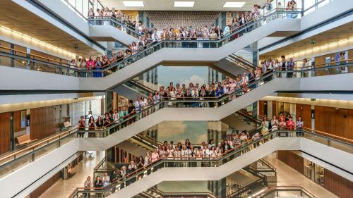 160 Präsidentinnen versammeln sich rund um Bundesrätin Sommaruga im Treppenhaus des Gymnaisums Neufeld in Bern. Foto: Jon Duschletta
