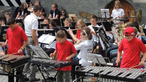 Scolaras e scolars da la Scoula da musica Engiadina Bassa/Val Müstair in plain’acziun – pro üna da las ultimas ediziuns dad «Ün cumün resuna» (fotografia: mad).