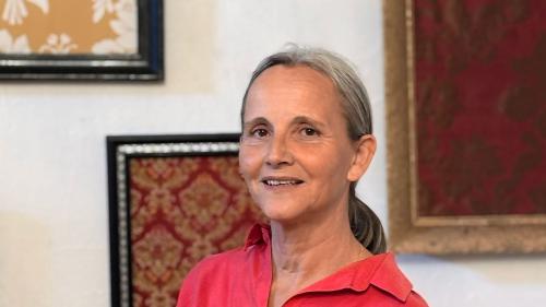 L’artista e scenografa Manuela Dorsa es daspö trais ans respunsabla per la concepziun da locals ed exposiziuns illa Chesa Planta Samedan. L’ouvra d’art «Croce Bianca» es exposta i’l murütsch. fotografias: Martin Camichel