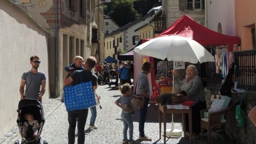 Il Marchà d’Ardez es gnü realisà eir ingon sülla via tras cumün cun divers stands cun prodts artischans e paurils (fotografia: Benedict Stecher).