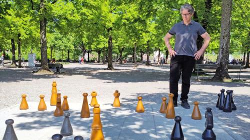 Il redschissur dal film «Chess Behind Bars» Ivo Zen dürant ün gö da Schah sül Lindenplatz a Turich (fotografia: Luisa Cadonau).