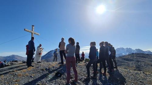 Il pader catolic Matthias Rey ed üna squadra da 23 persunas han inaugurà la crusch nouva sül Munt Buffalora (fotografia: mad).