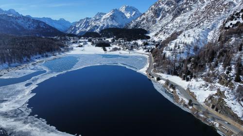 In direcziun Malögia nun es il Lej da Segl auncha dschiet tresoura. Las vschinaunchas scussaglian dad ir süls lejs pel mumaint (fotografia: ESTM).