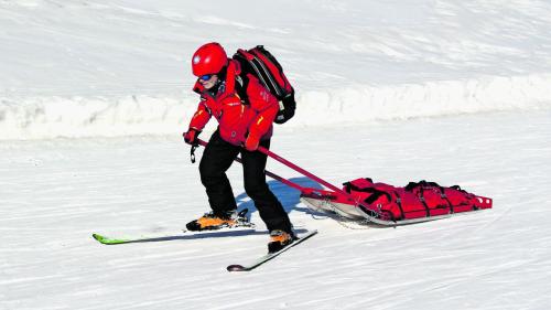 Christian Weber macht sich mit dem Rettungsschlitten zum Unfallort auf. Foto: Stefanie Wick Widmer