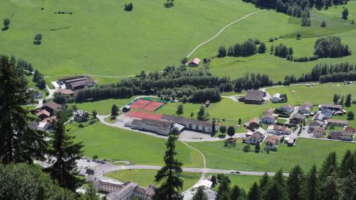 L’areal da scoula a Müstair, cun bler spazi intuorn ils divers edifizis lungaints. La gronda part da quist stabilimaint  datescha dals ons 1960. Ün ingrondimaint haja lura dat i’ls ons 1980 (fotografia: David Truttmann).