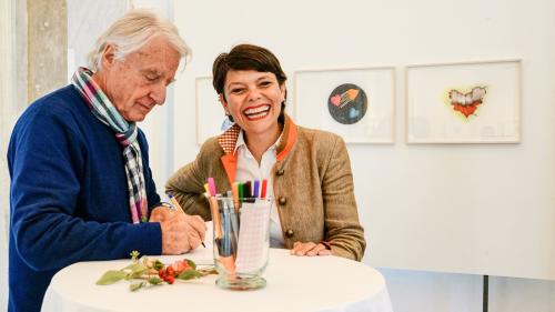 Der Schweizer Kabarett-Altmeister Emil Steinberger mit seiner Frau, der Lachexpertin Niccel, hier anlässlich einer gemeinsamen Ausstellung im Forum Paracelsus in St. Moritz-Bad. Archivbild: Jon Duschletta