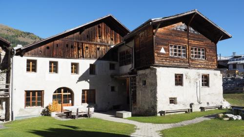 La Chasa Plaz immez Sta.Maria datescha dal 1537 e serva daspö 55 ons sco albierg da giuventüna chi po spordscher allogi per passa 40 persunas (fotografia: David Truttmann).