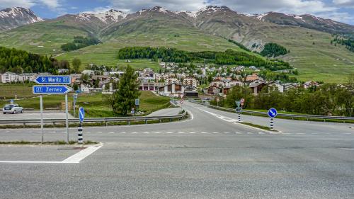 Die gefährliche und unfallträchtige Strassenkreuzung der Engadinerstrasse auf der Höhe von Zuoz Resgia wird dieses und nächstes Jahr mit einem neuen Kreisel entschärft. Fotos: Tiefbauamt Graubünden TBA