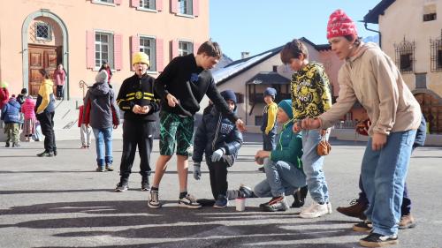 Düraunt tuot il marz giouvan ils iffaunts zuozinghers il gö dals bluozchers cun las munaidas da plom (fotografia: Martin Camichel).