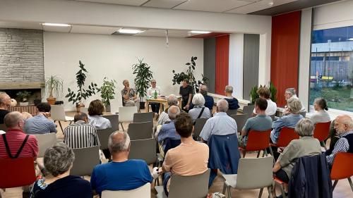 Die Podiumsdiskussion mit Raimund Rodewald, Patrizia Guggenheim und Duri Bezzola (von links) stiess auf Interesse. Foto: Fadrina Hofmann