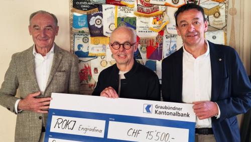 Von links: Peter De Paoli, Lions Club St. Moritz, Richard Dillier, Rotary Club St. Moritz und ROKJ-Vertreter sowie Marco Fasciati, Kiwanis Club St. Moritz bei der Scheckübergabe. Foto: Rotary Club St. Moritz