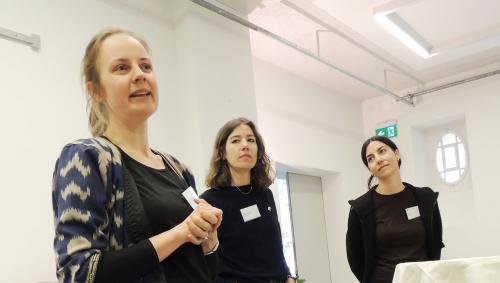 Da schnestra: Martina Schlapbach, Josiane Imhasly e Natalia Blanco. fotografia: Benedict Stecher