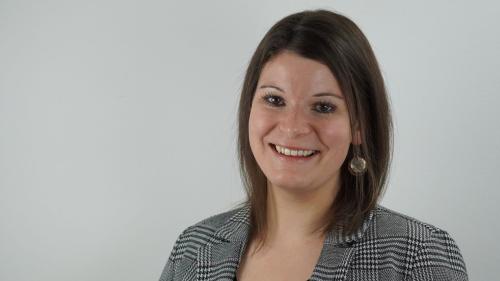 Madlaina Niggli es respunsabla per la comunicaziun da la Lia Rumantscha (fotografia: mad).