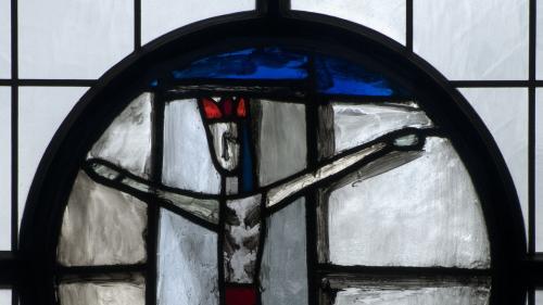 «Kreuzigung» und «Auferstehung» aus der Schlosskirche Grüningen. Diese Glasmalereien schuf Casty im Jahre 1979. Fotos: Hans Fischer