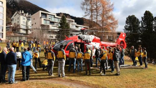 Teilnehmerinnen und Teilnehmer des Jubiläumsanlasses bestaunten den neuen Rettungshelikopter der Rega. Foto: Lorenzo Buzzetti