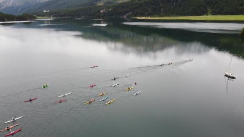 Die Teilnehmenden der Uonda Engiadinaisa kurz nach dem Start in Plaun da Lej.
Foto: z. Vfg