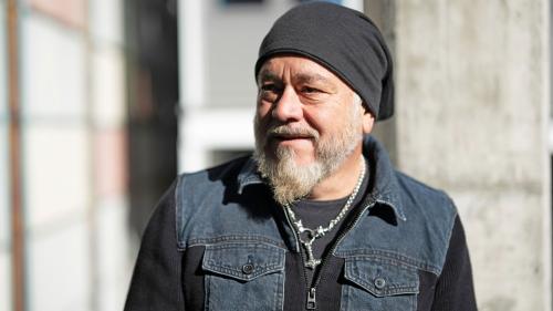 Carlos Coelho lavura da not i’l Bogn Engiadina e da di lavura’l vi da sias poesias (fotografia: Mayk Wendt).