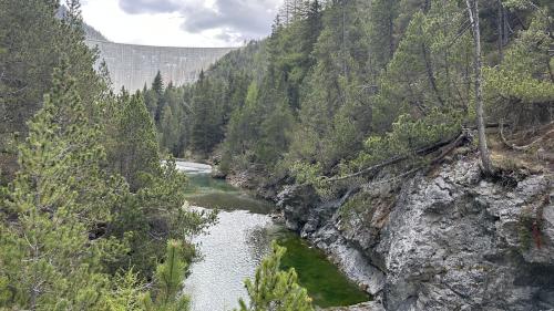 Der obere Spölbach mit der Stauanlage Punt dal Gall im Hintergrund. Foto: Engadiner Kraftwerke AG