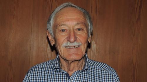 Padruot Fried ha referi illa Chasa Fliana a Lavin davart ils pesticids illas mangiativas (fotografia: Benedict Stecher).