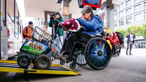 Behinderte Menschen in Graubünden können sich bei Fragen und Anliegen ab 2025 an eine kantonale Fachstelle wenden. Foto: Jon Duschletta