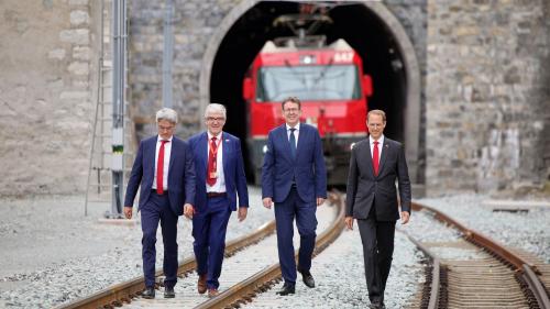 Bundesrat Albert Rösti (M), Mario Cavigelli (L), VR-Praesident RhB, Jon Domenic Parolini (2VL), Regierungspraesident Graubünden, und Renato Fasciati (R), Direktor RhB, vor dem neuen Albulatunnel-Portal in Preda. Foto: Swiss-Image