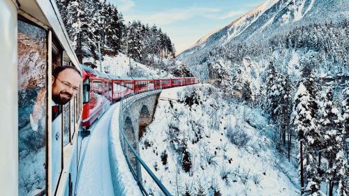 Die Reise von Chur nach Samedan bezeichnet der britische Botschafter James Squire als "magical". Foto: Camilla Chambers