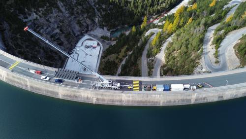 Il plazzal da lavur cul grü per sgürar sülla Punt dal Gall a Livigno our da la perspectiva d’utschè (fotografia: Ouvras Electricas Engiadina).