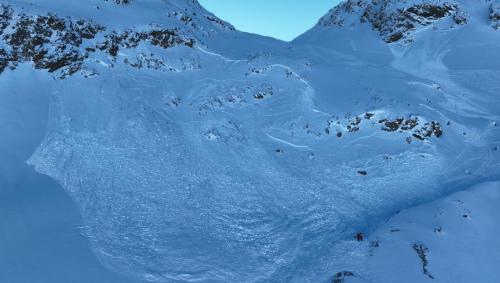 Lawinenkegel am Piz Alv Anriss und Schneemassen gut sichtbar (Foto: Kantonspolizei Graubünden)