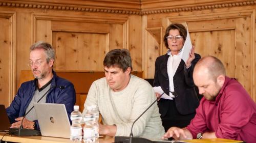 GVÖVOE-Präsidentin Monzi Schmidt mit drei Vorstandsmitgliedern, v.l.: Stefan Sieber, Ruet Ratti und David Huber während der Delegiertenversammlung im Ratsaal zu St. Moritz. Foto: Jon Duschletta