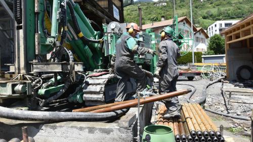 Die Bohrfirma Mathieu aus Ramosch hat sehr viel Arbeit im Engadin (Foto: Bettina Gugger).