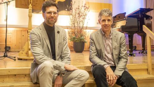 Rico Valär (a schnestra) ho fat la laudatio dal premi d’arcugnuschentscha per la Posta Ladina. L'ideja per surder il premi es gnida da Fadri Guidon, president da la cumischiun da cultura (fotografia: Daniel Zaugg). 