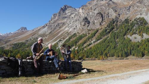 Das Trio SULP bei einem seiner Auftritte unter freiem Himmel.
Foto: Marie-Claire Jur